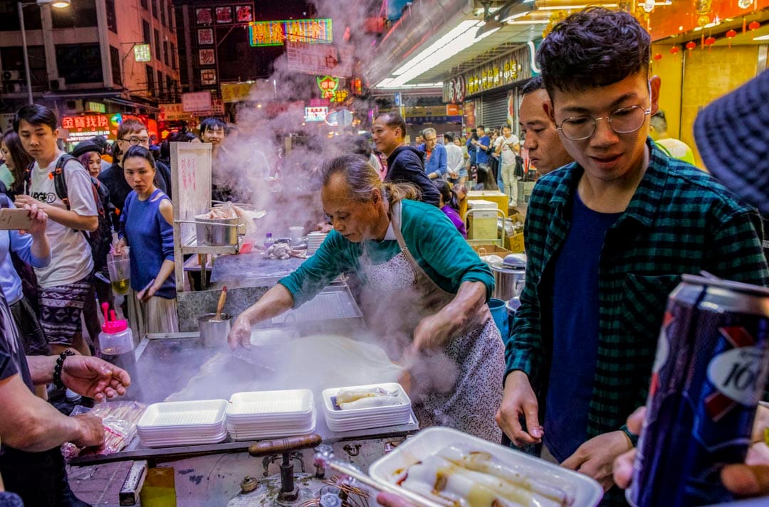 大年初二，旺角变成夜市，小贩卖肠粉。