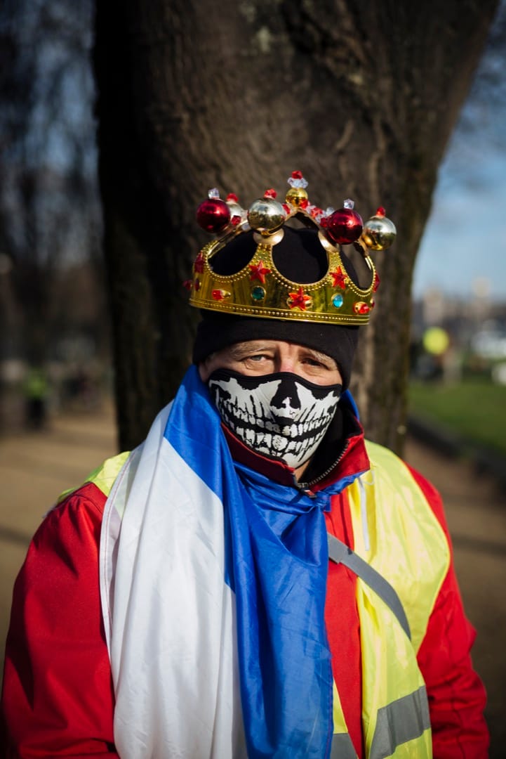 退休人士，62岁的Daniel戴上皇冠和髑髅造型口罩、披上法国国旗参与这天的黄背心示威。