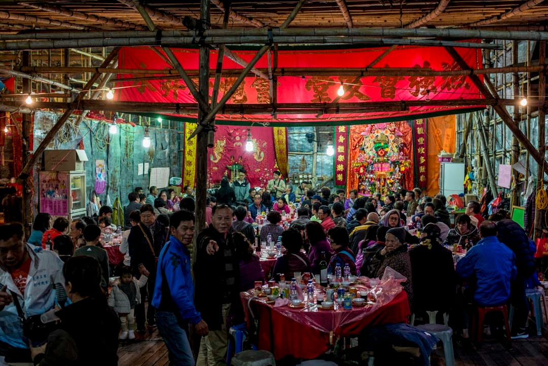 大澳戏棚的观众席后台筵开多席，村民享用晚宴。