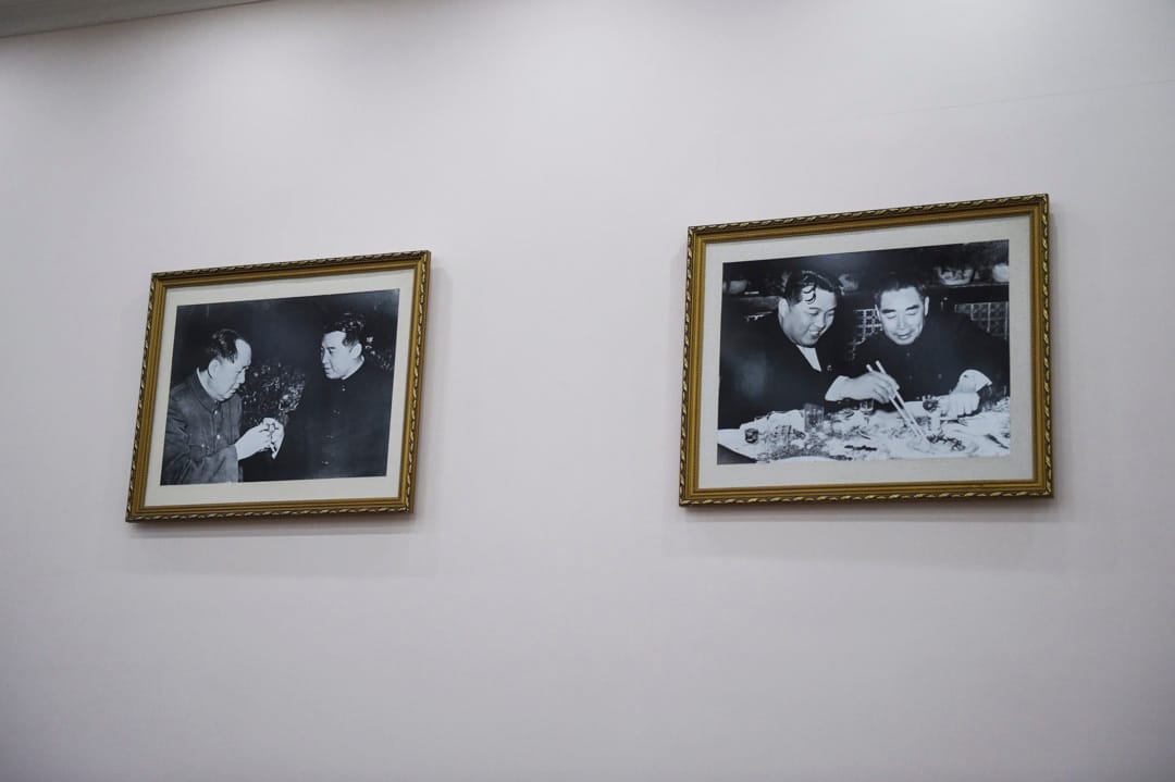 北韓駐北京大使館的牆上掛著北韓領袖金日成與前國家主席毛澤東和總理周恩來合照的照片。