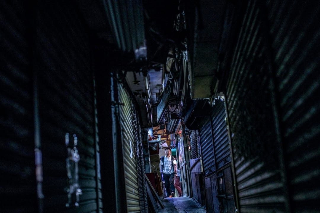 裕民坊的其中一條小巷，曾經容納了多家小店，如今都關閉了。