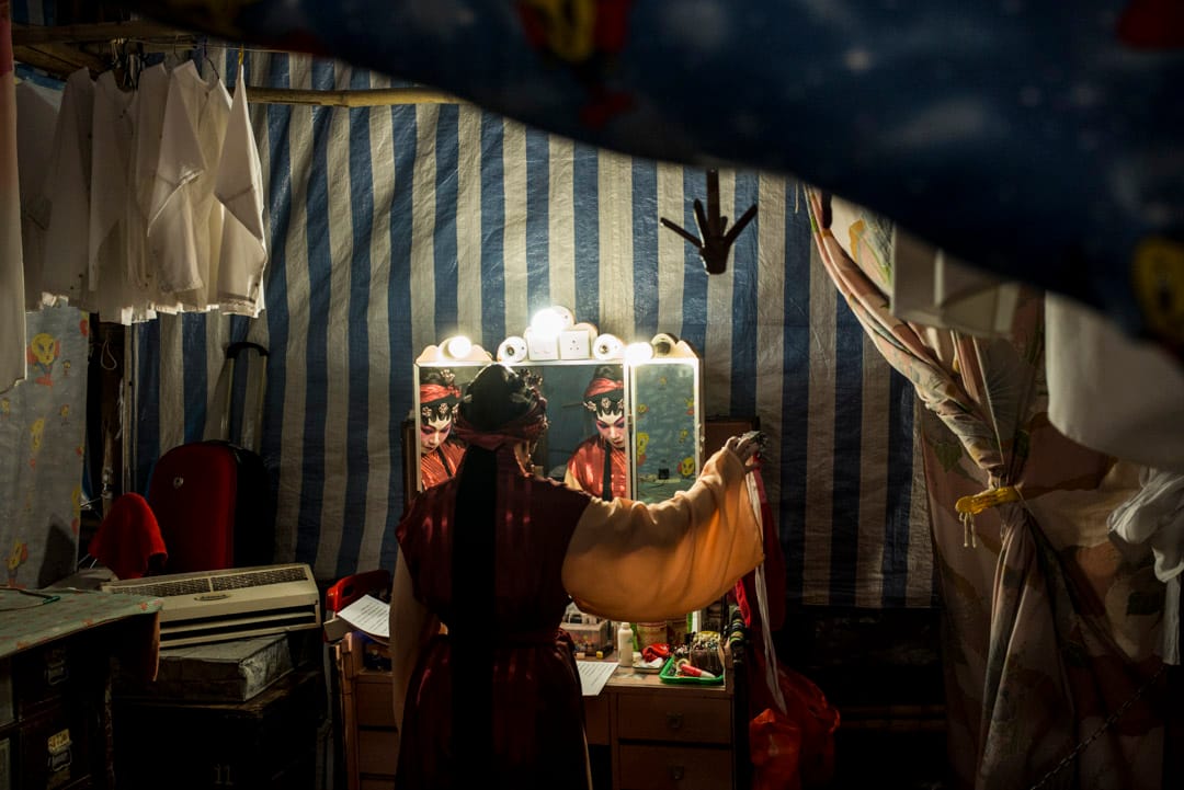 演出前，花旦在化妆间熟读台词。