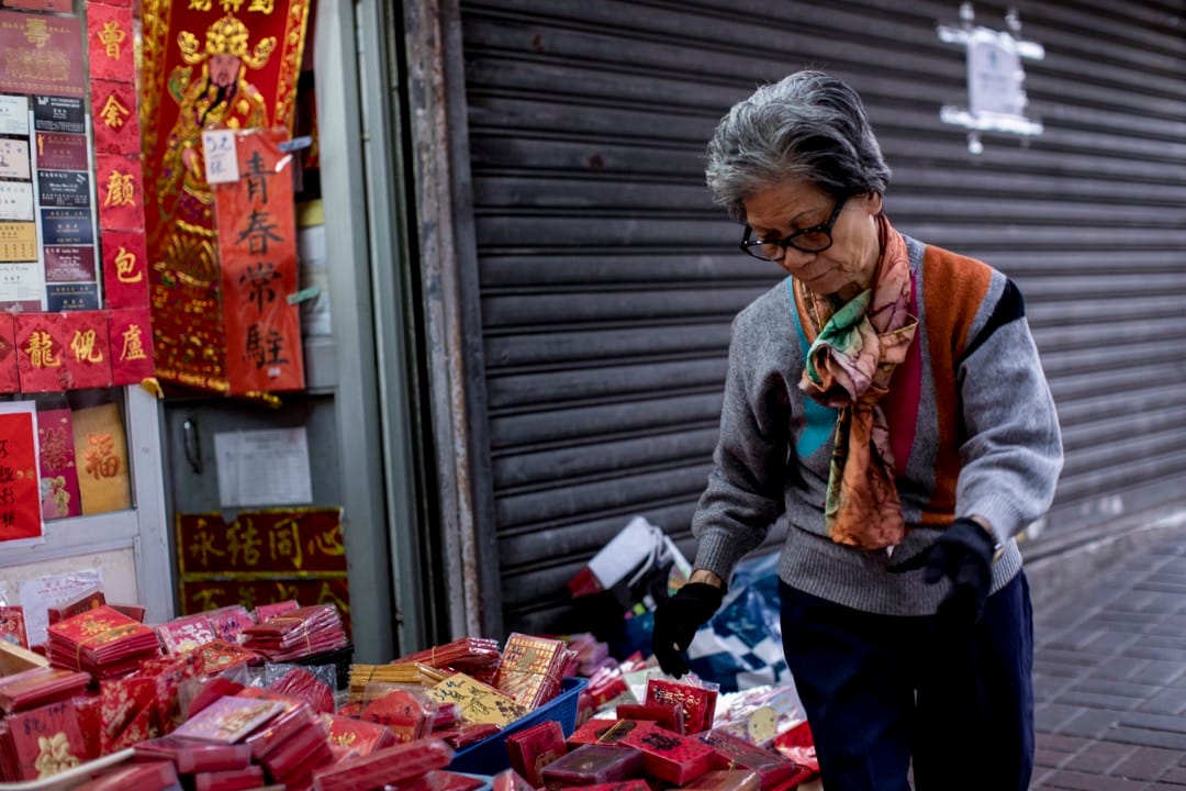 劉太的店舖已在裕民坊46年，曾經做印刷，但因近年市道轉差，印刷需求減少，也開始賣利是封。遷出後打算稍作休息，到兒子同樣是經營印刷的店舖幫忙，兩年後新商場落成再搬進去。