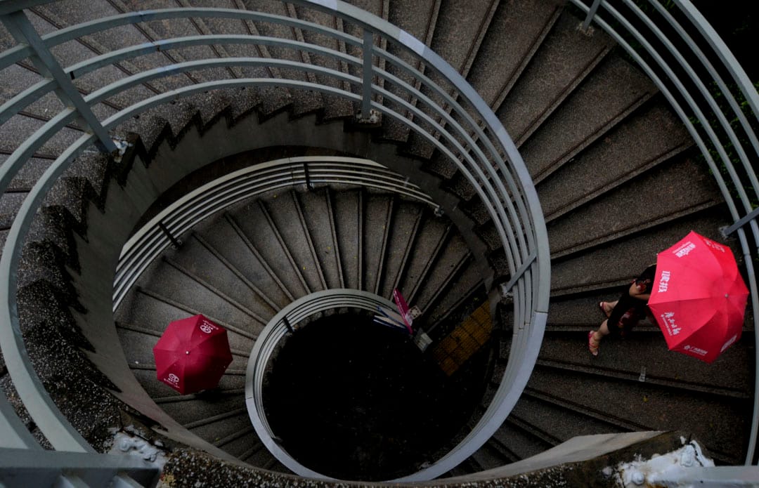 《红雨伞》Red Umbrella，挑战，仿佛无穷尽的回旋；不走下去，怎知道最终通向何处？