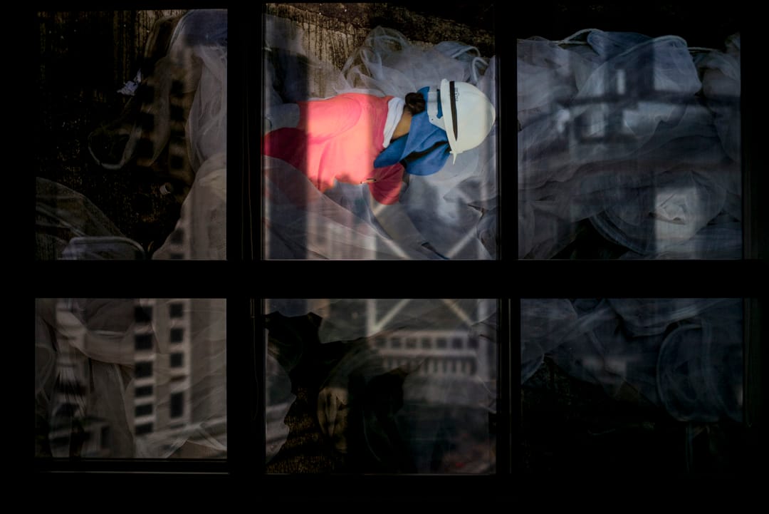 Joan Pabona于菲律宾驻港总领事馆的摄影展Empathy In a Click现场。