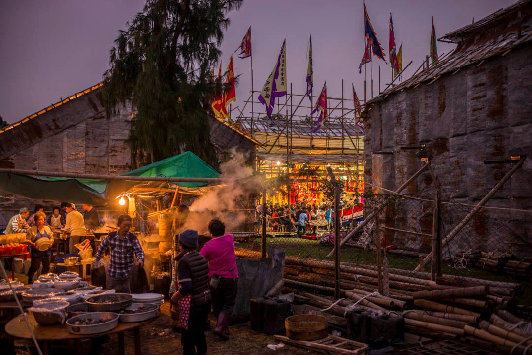 大澳戏棚外，厨师们在搭建的临时厨房准备宴席的食物。