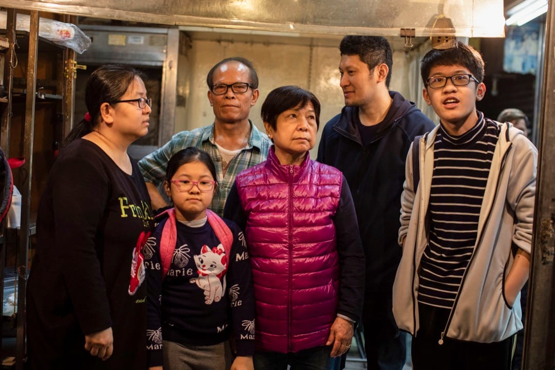 劉生劉太一家經營豆漿店20多年，由一開始的小販當搬進現在的舖位，現在一家人一起經營。劉太說要遷離當然不捨得，但還是要走，如果找到新舖位的話便會繼續經營下去。關門的當晚，有街坊前來打算買豆腐花吃，但店內的器材工具都已經收拾好了。