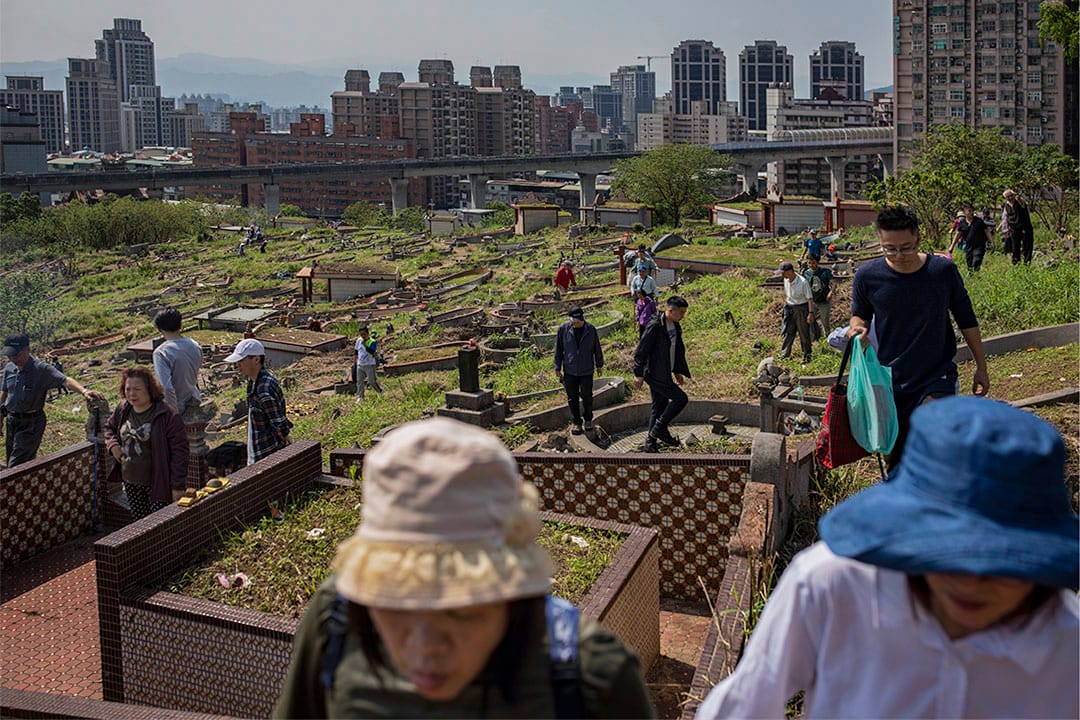 2019年4月6日，台灣新莊公墓，市民登山掃墓。