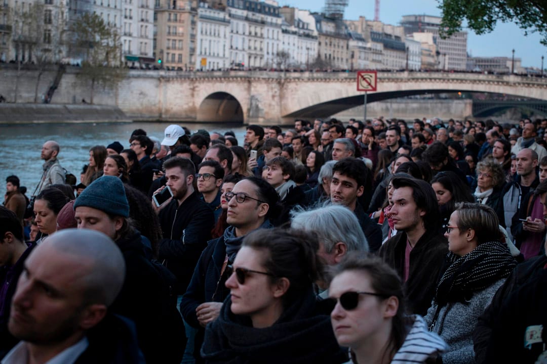 2019年4月15日，人們圍觀正在發生火災的巴黎聖母院。
