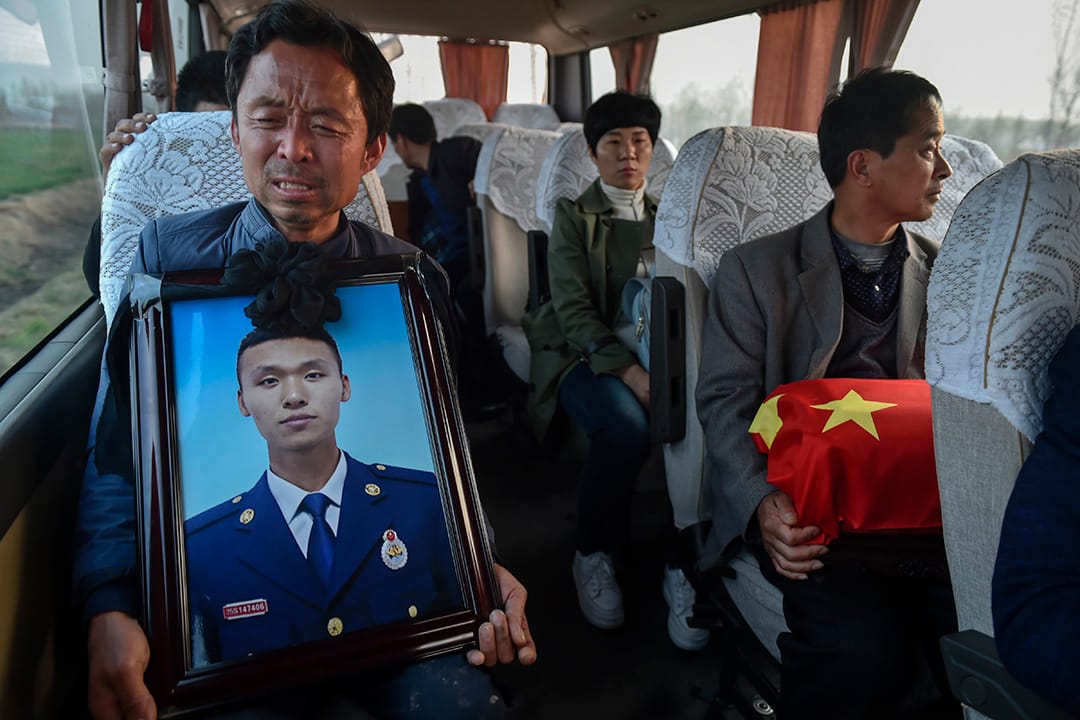 2019年4月5日，在四川涼山救火犧牲的山東鄒平市張成朋的骨灰回到家鄉大陳村，親屬手捧骨灰到墓地。