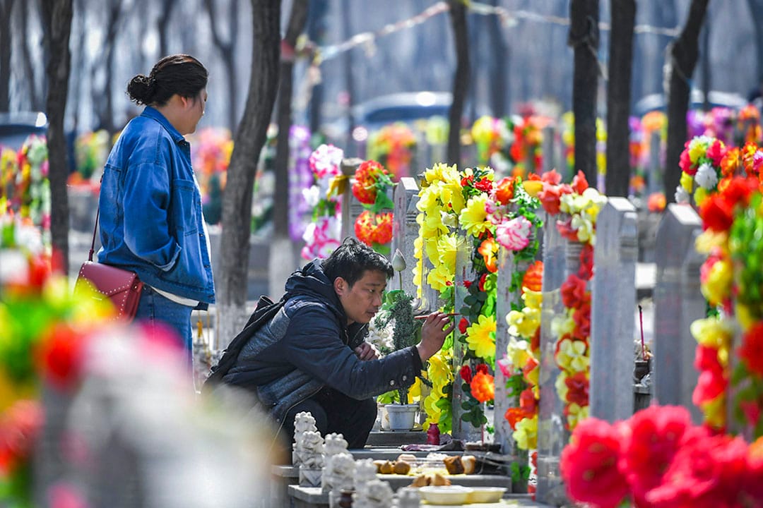 2019年4月1日，中國新疆烏魯木齊，巿民在清明節前掃墓。