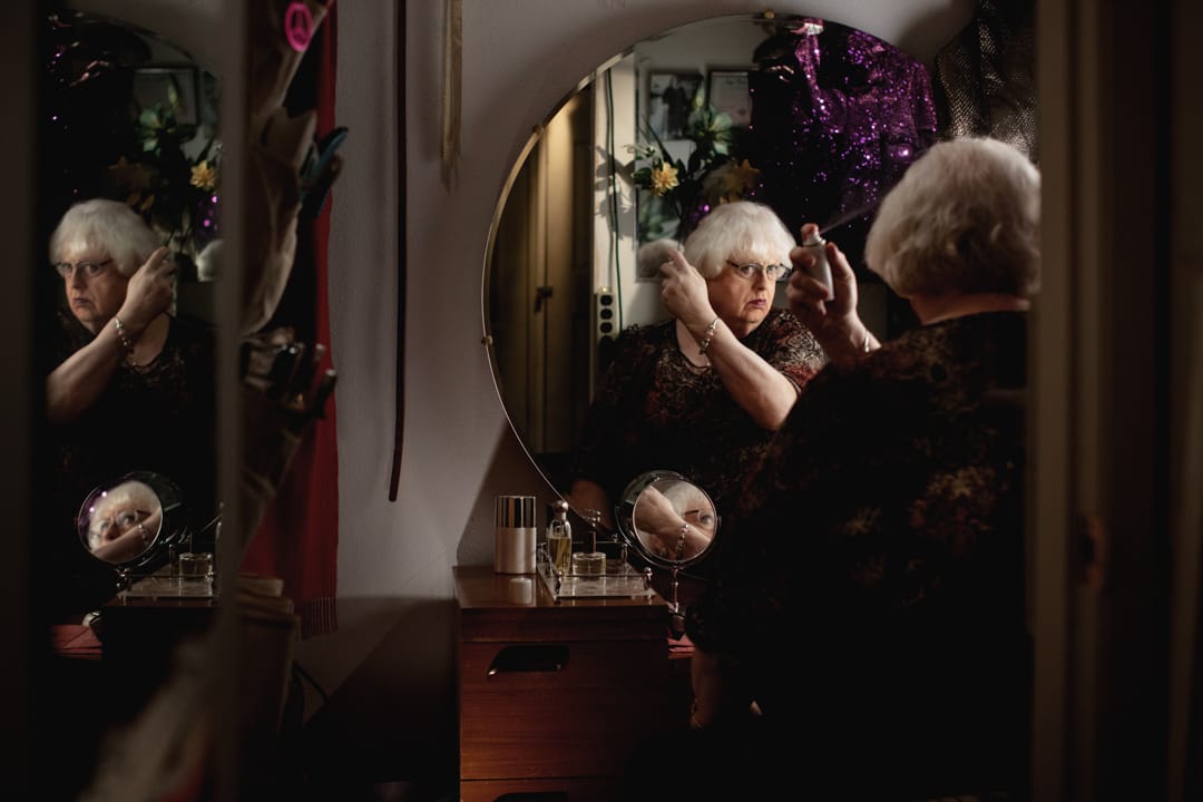 2017年12月6日，65歲的Frances在美國華盛頓州西雅圖的家內打扮。Frances說她從來的知道自己是名跨性別人士，在五六歲時便開始穿上女性衣服。從事市場業務的她，現在已經退休，她表示已經向她重視的人出櫃。