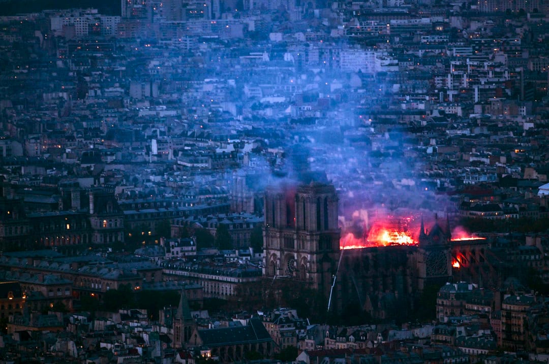 2019年4月15日，法国巴黎圣母院发生严重火灾，整栋建筑笼罩在浓浓烟尘中。