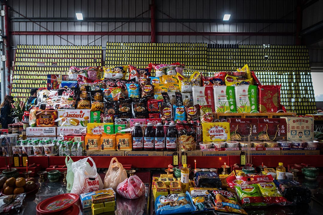 2019年4月5日，台灣祟德寺外擺放各式祭品。