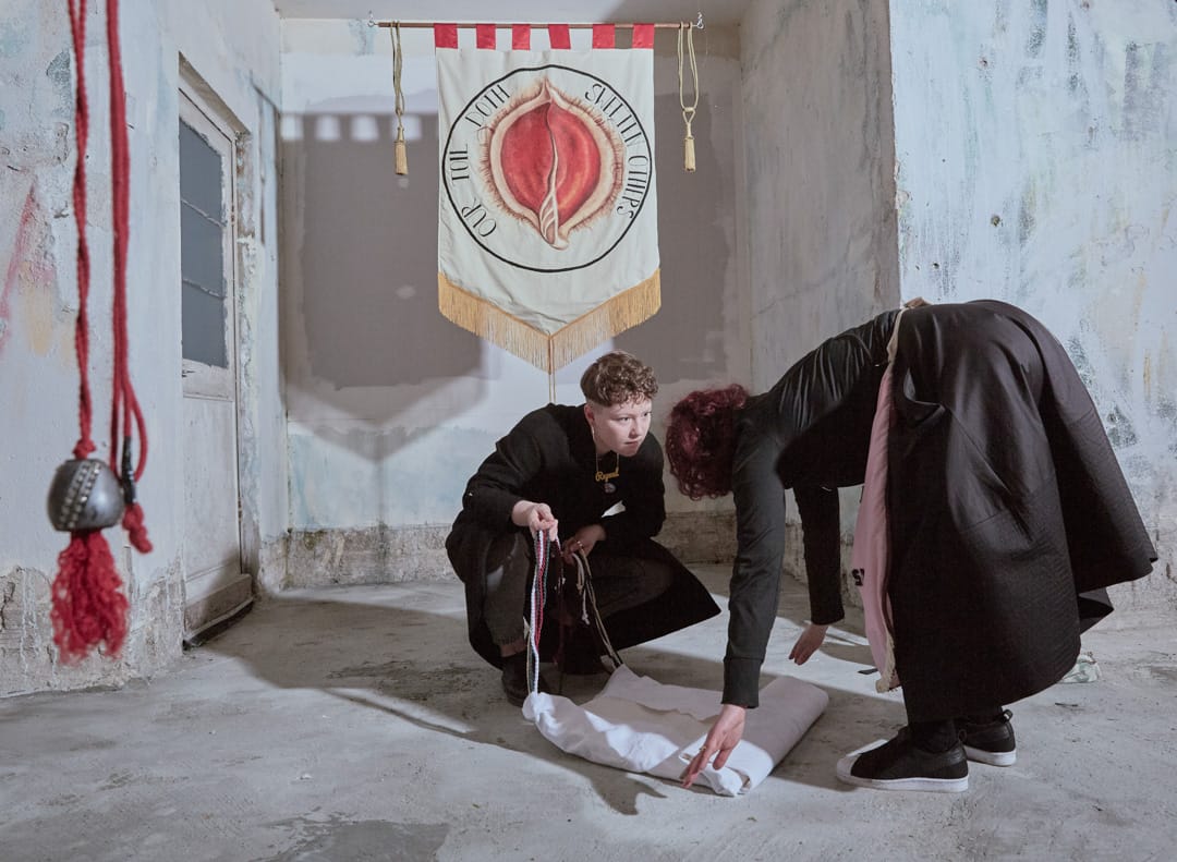 2018年4月13日，愛爾蘭城市利默里克舉行「伊娃國際藝術節」，兩名女子在Alice Maher創作的橫幅前收拾一塊布， 橫幅上寫上「Our Toil Doth Sweeten Others（我們的辛勞為他人帶來甜美）」的字句。反墮胎運動參與者用藝術品來激活保守社會對墮胎法的討論。