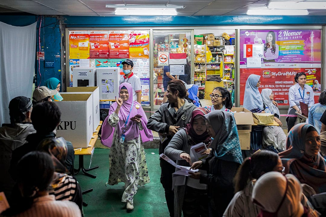 2019年4月14日，台北車站附近的投票所至晚上仍有不少印尼人排隊投票。