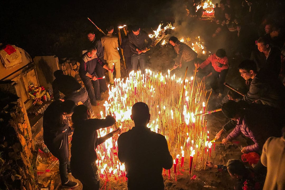 2019年4月4日，中國廣東梅州，市民點燃香火拜祭他們的祖先。