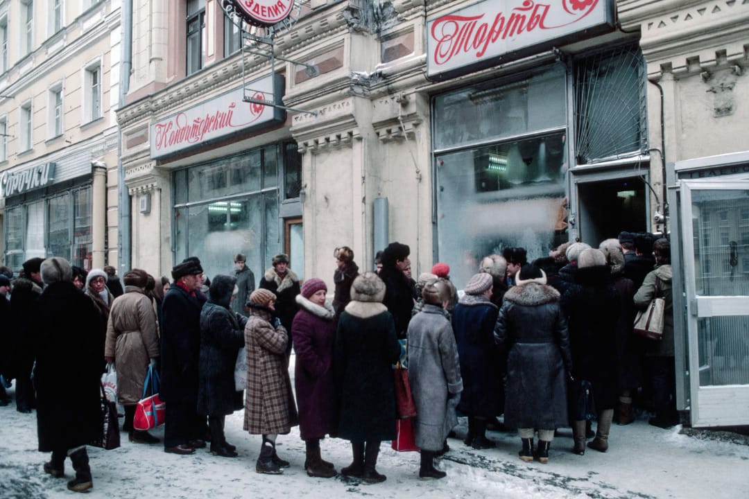 1986年1月1日,莫斯科的街上人民排隊進麵包店。