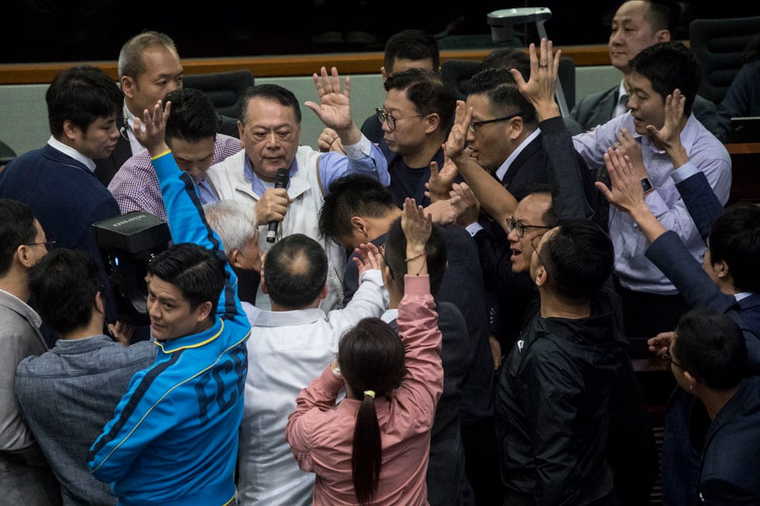 11:57AM - 經民聯議員石禮謙試圖以法案委員會主持身份，在眾黨派議員包圍下，主持委員會的主席選舉。