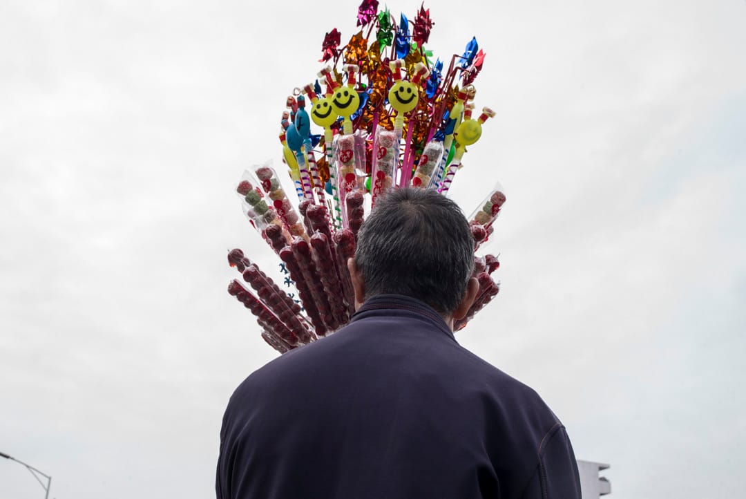 2018年，深圳街上一個賣玩具的老伯。