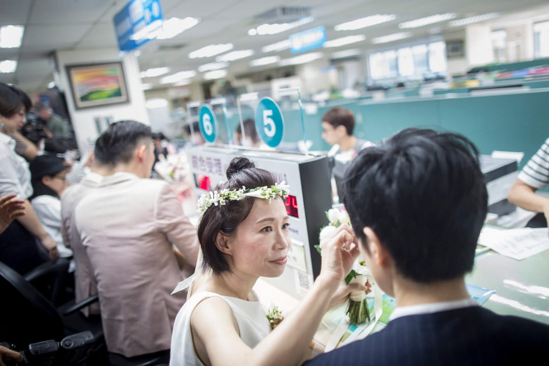 陳雪（Xue Chen）和早餐人（Anotonia Chen）在信義戶政事務所等候登記結婚。