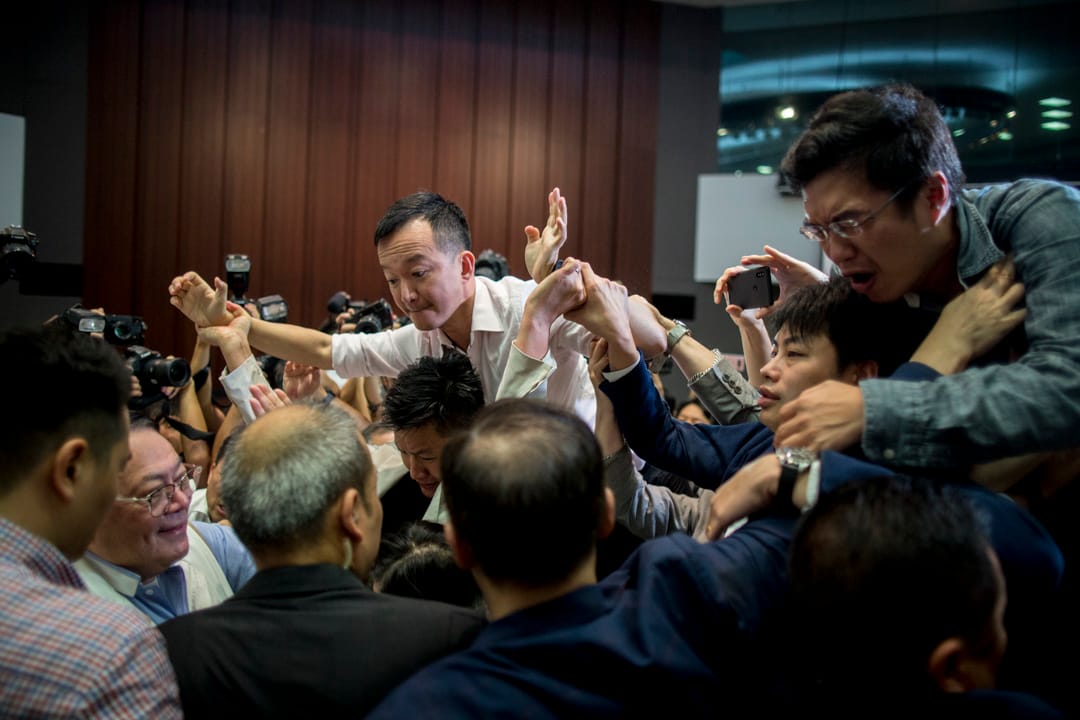 2019年5月11日,經民聯議員石禮謙在數名建制派議員保護下,走進正在進行由涂謹申主持的法案委員會,民主派議員上前圍堵,其中數位民主派議員嘗試搶走石禮謙手上的擴音器。