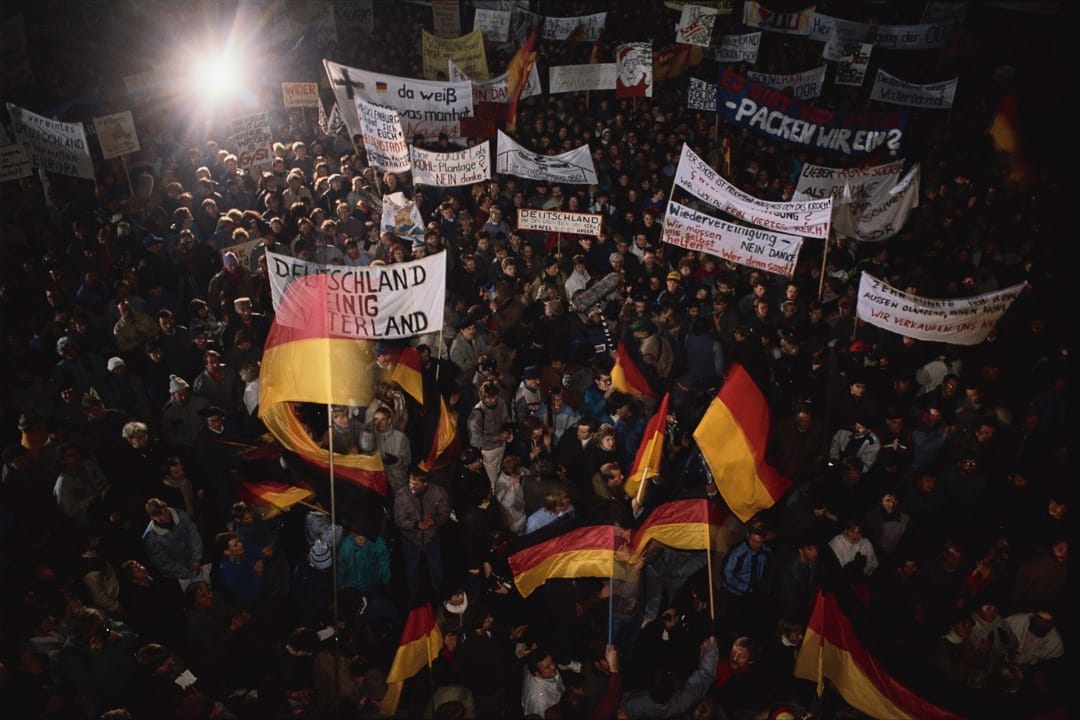 東德軍警向示威者說：「不要忘記天安門」，暗示當局可能採取血腥手段鎮壓萊比錫的群眾集會。但堅持以「和平、理性、非暴力」的抗爭模式來面對東德的軍警群眾，同樣對當局說：「不要忘記天安門」。