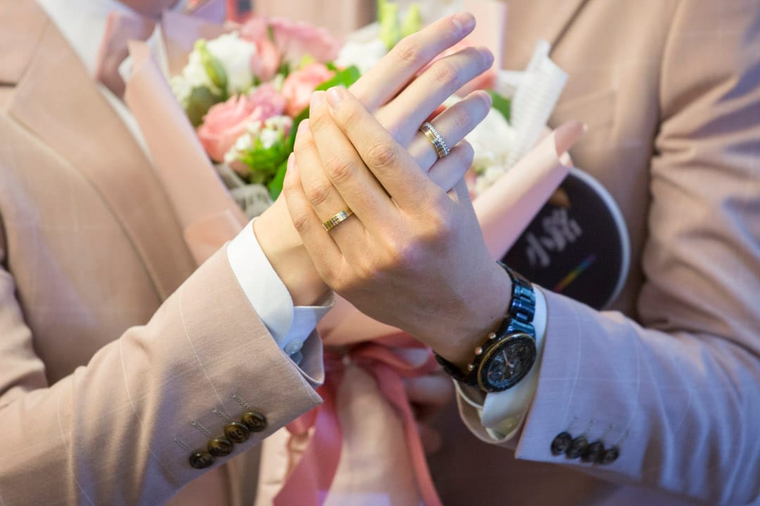 小玄（Shane）與小銘（Marc）向傳媒展示結婚介指。