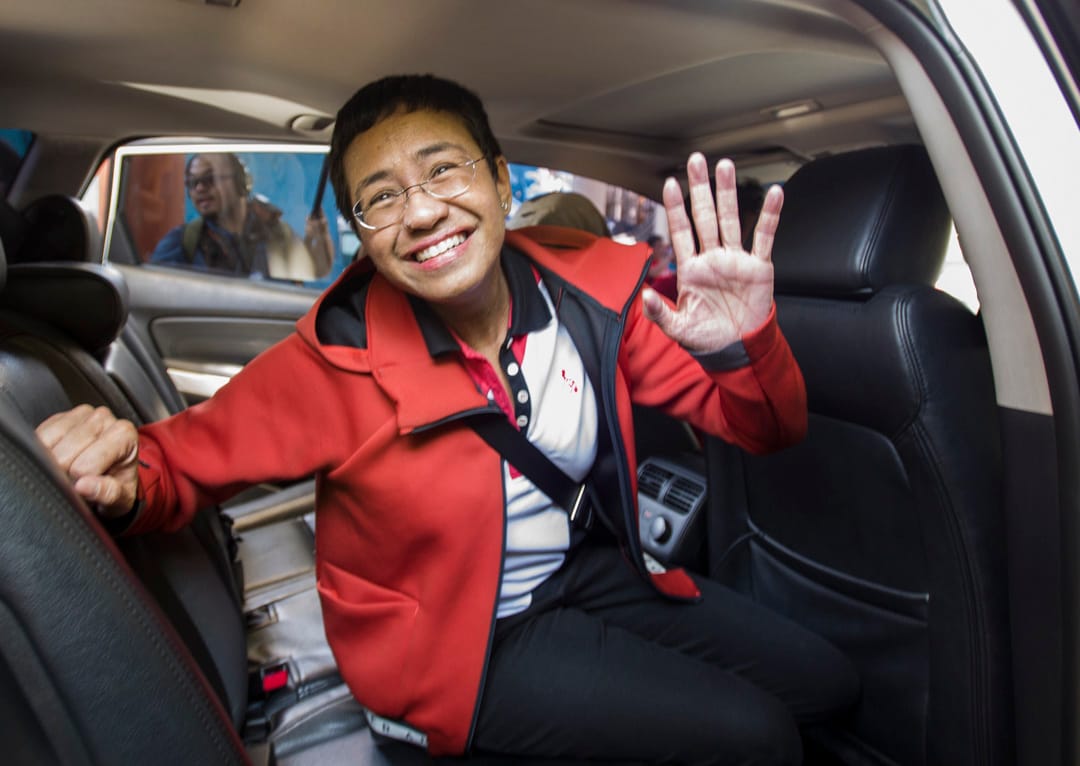 2019年3月29日，菲律賓新聞網站 Rappler 執行編輯雷薩（Maria Ressa）從外地返抵馬尼拉國際機場，隨即被警方拘捕。其後保釋後在法院外向攝影師揮手致意。