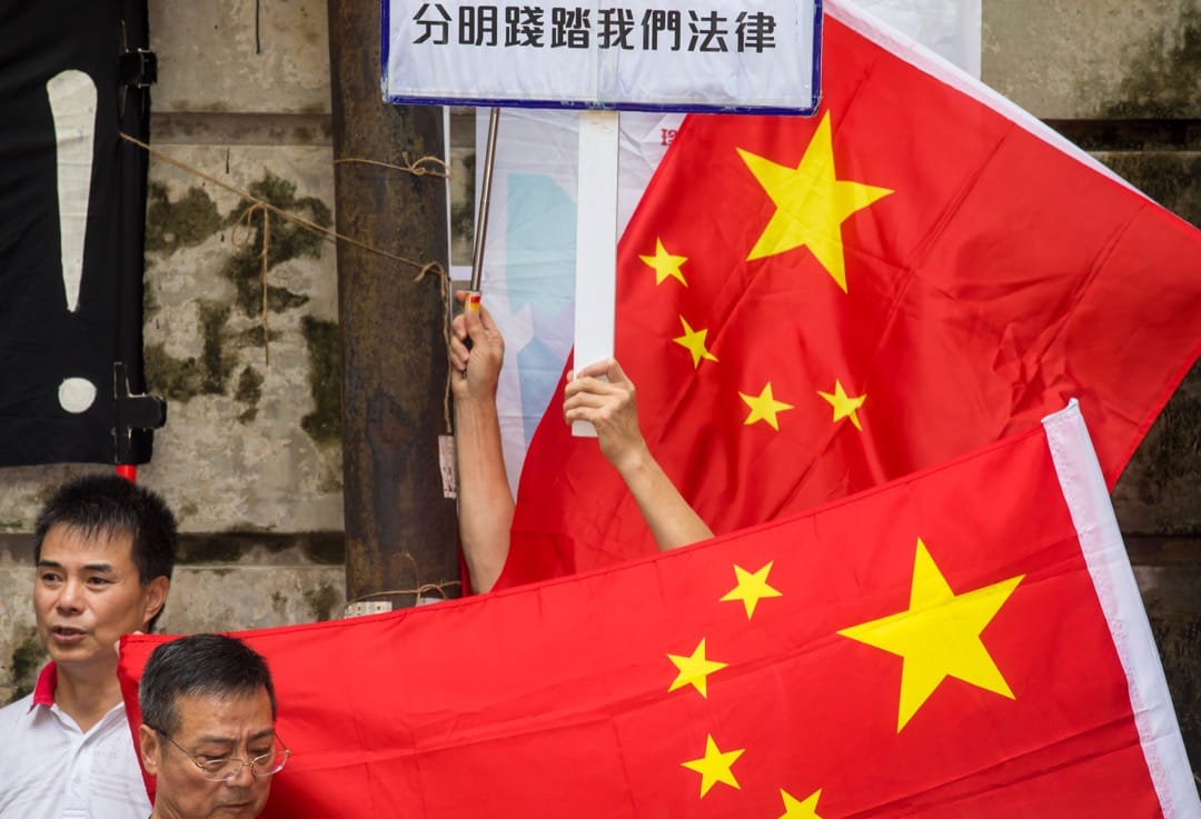 新聞年度圖片：《一班親中示威者到香港外國記者會外示威，抗議該會主席馬凱邀請陳浩天作演講嘉賓》