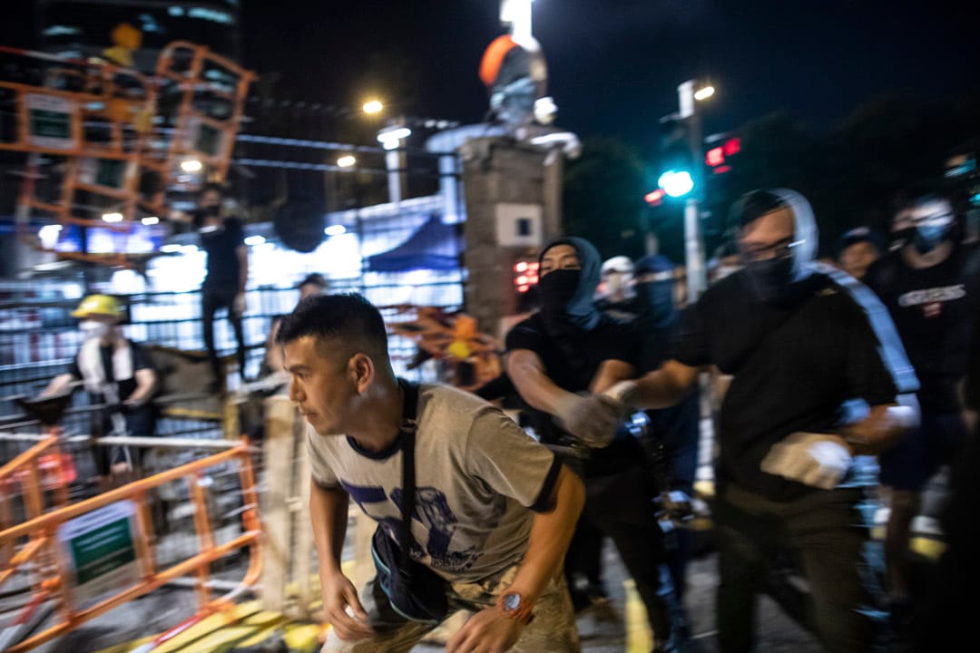 2019年6月26日， 集會後，部分示威者來到灣仔警察總部「和平包圍」，並作通宵留守。第二日凌晨，警方清場。