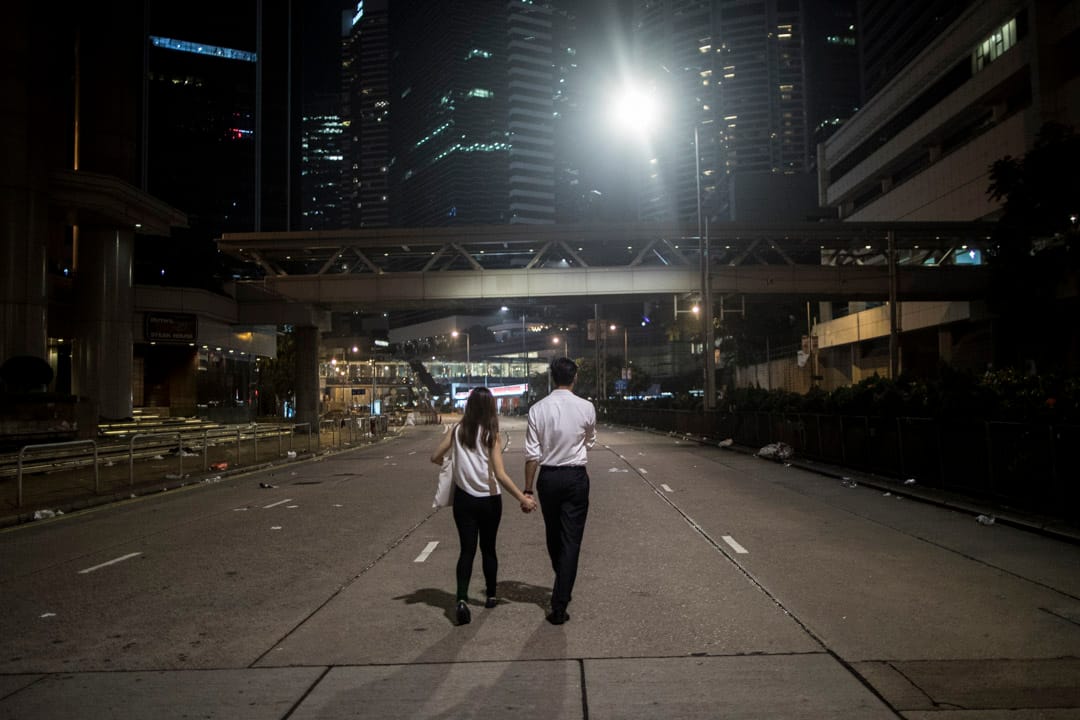 2019年6月12日深夜,一對情侶走在被佔領的金鐘道上。