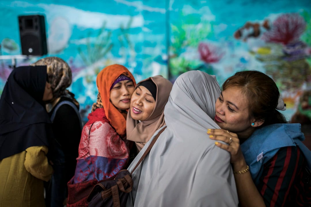 2019年6月5日，台湾宜兰，印尼的移工在学校里进行开斋节，在完结时互相拥抱祝福。