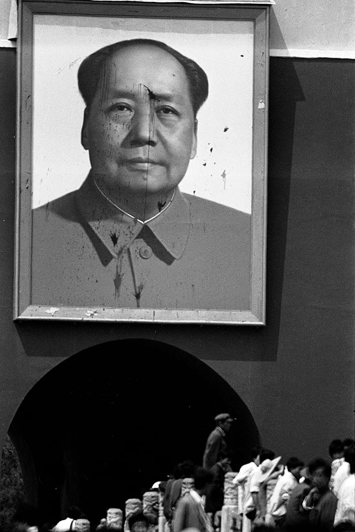 1989年5月23日,北京学运期间,毛泽东画像遭泼漆。