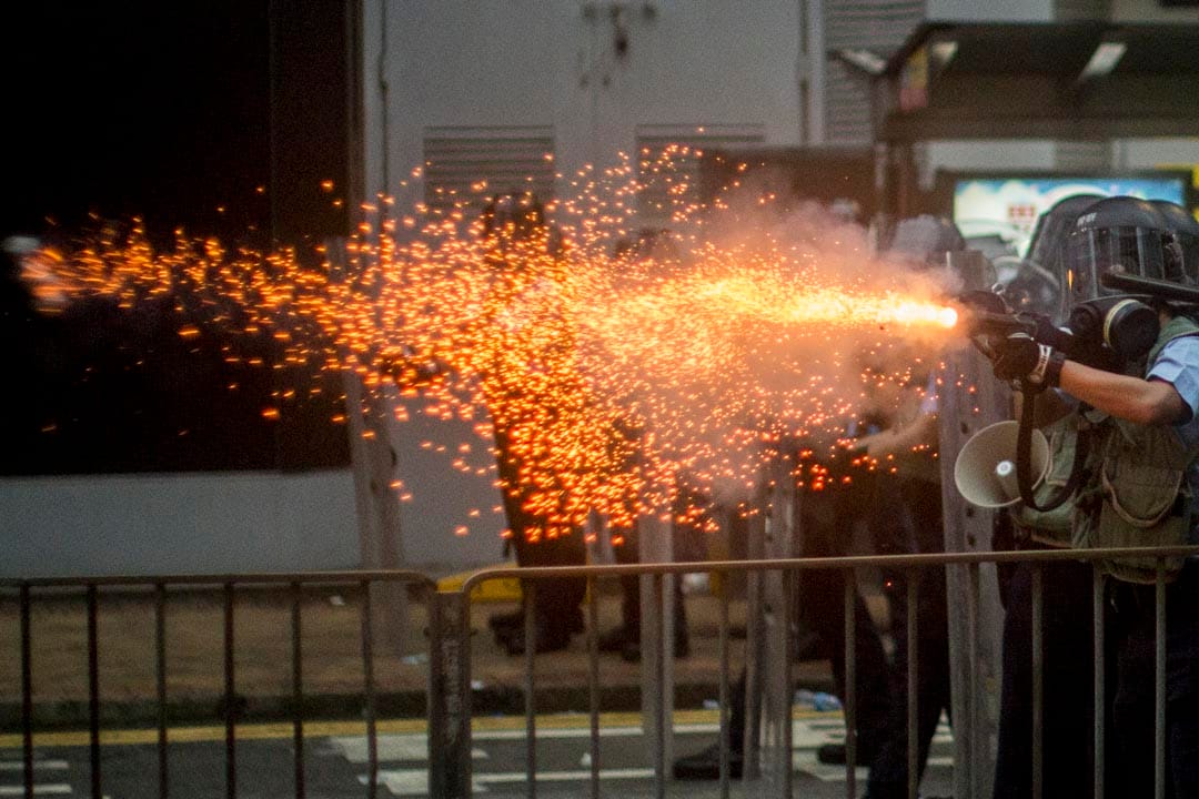 2019年6月12日，香港金鐘，大批香港市民佔領金鐘立法會和政府總部附近的街道，以阻止《逃犯條例》修訂草案二讀，警察施放催淚彈及布袋彈。