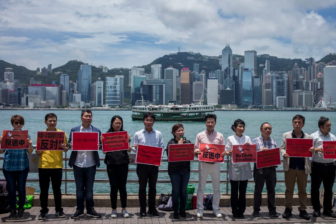 2019年6月2日,「全港反送中聯席」約廿名成員請願,他們手持多國語言標語,呼籲市民及在港的外籍人士,參與6月9日反送中大遊行。