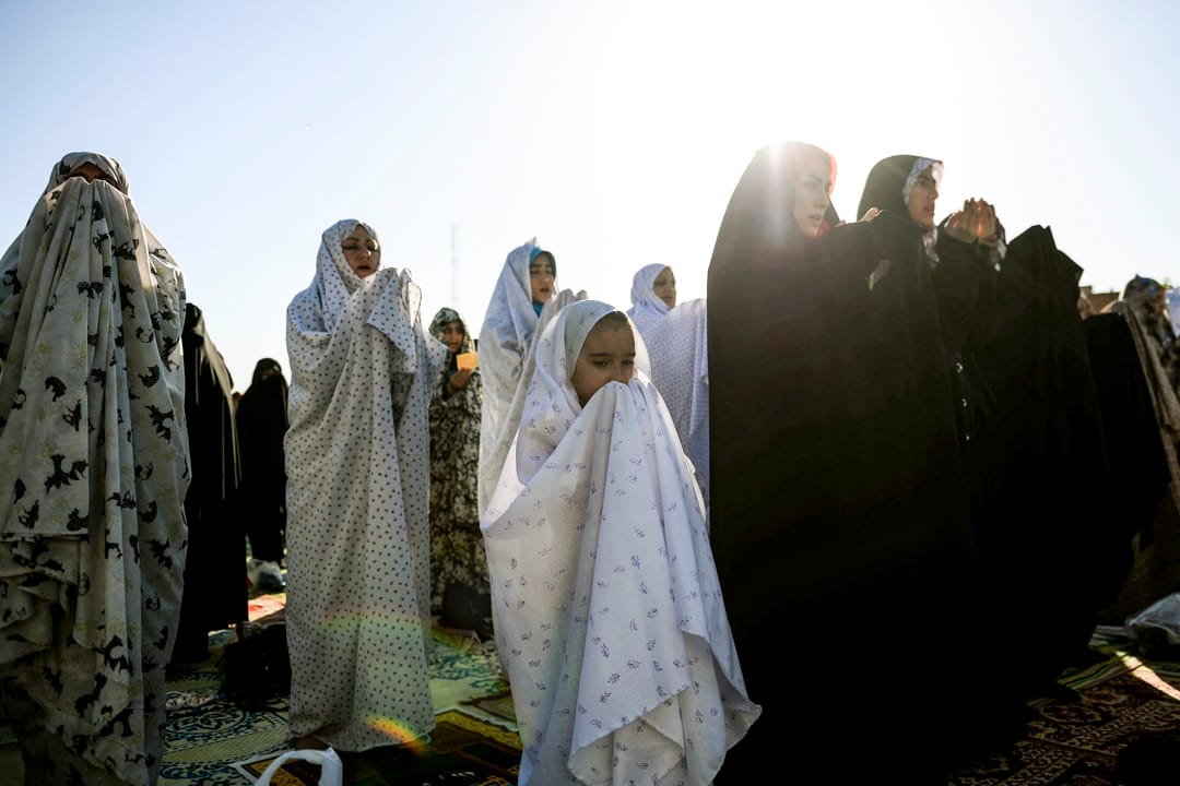 2019年6月5日，伊朗德黑兰，穆斯林妇女在参加开斋节的祈祷仪式。