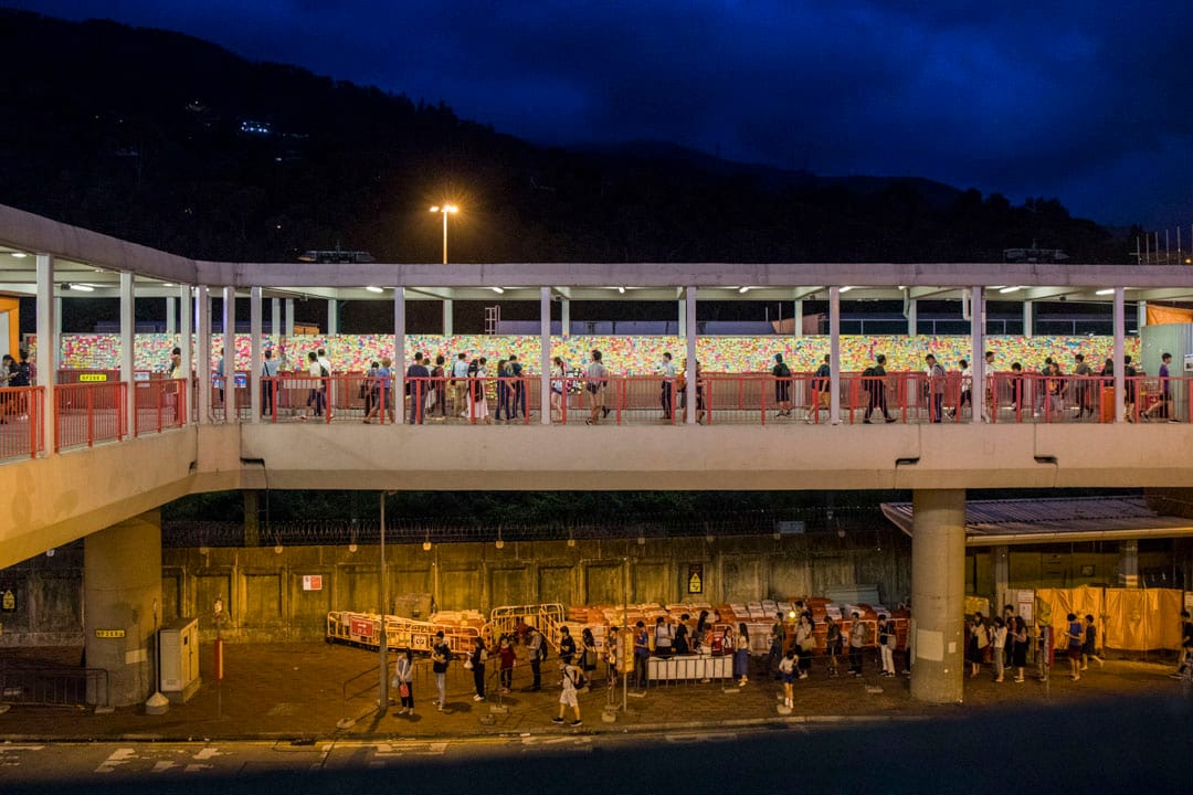 荃湾港铁站往愉景新城天桥。