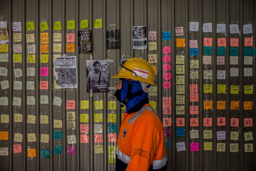 九龙湾淘大对出地盘旁行人通道。