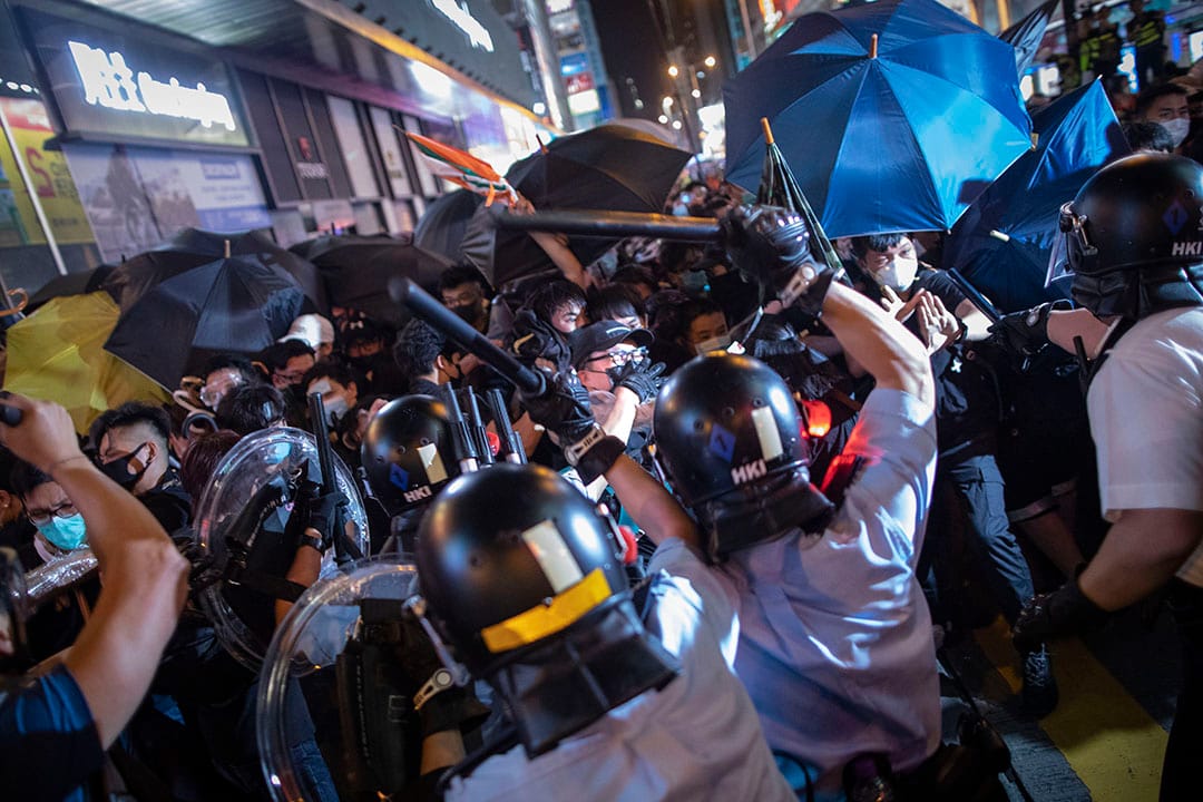 2019年7月7日晚上，警方在旺角弥敦道清场，并向示威者挥警棍。