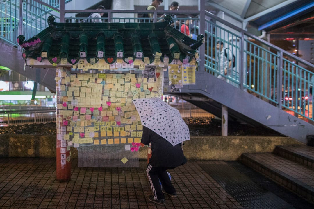 乐富港铁站行人天桥下。