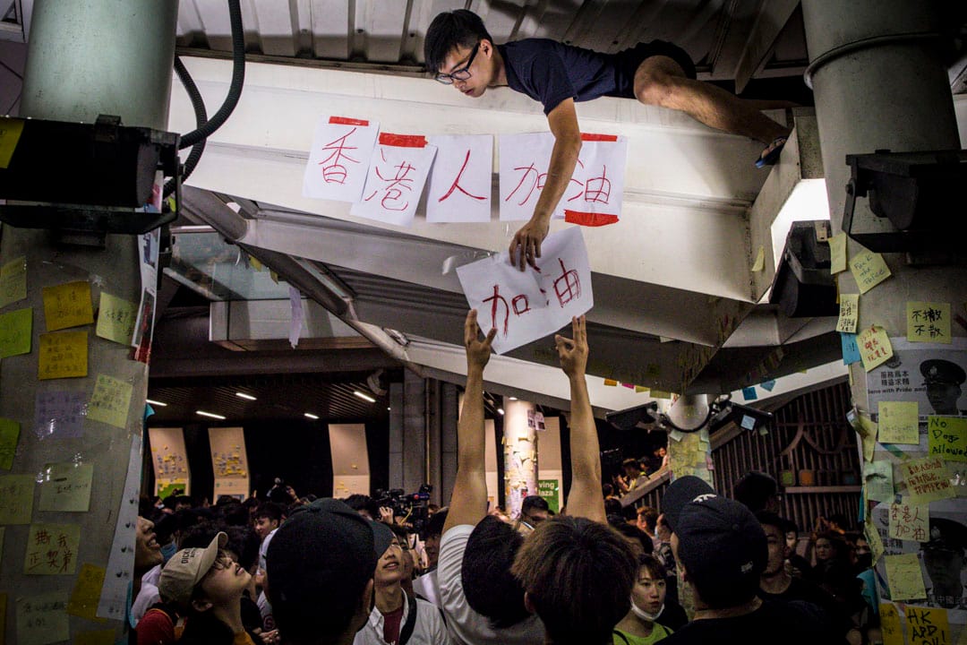 2019年7月10日，油塘地铁站旁的连侬墙被人破坏，晚上年轻人重新张贴“香港人加油”标语在墙上。