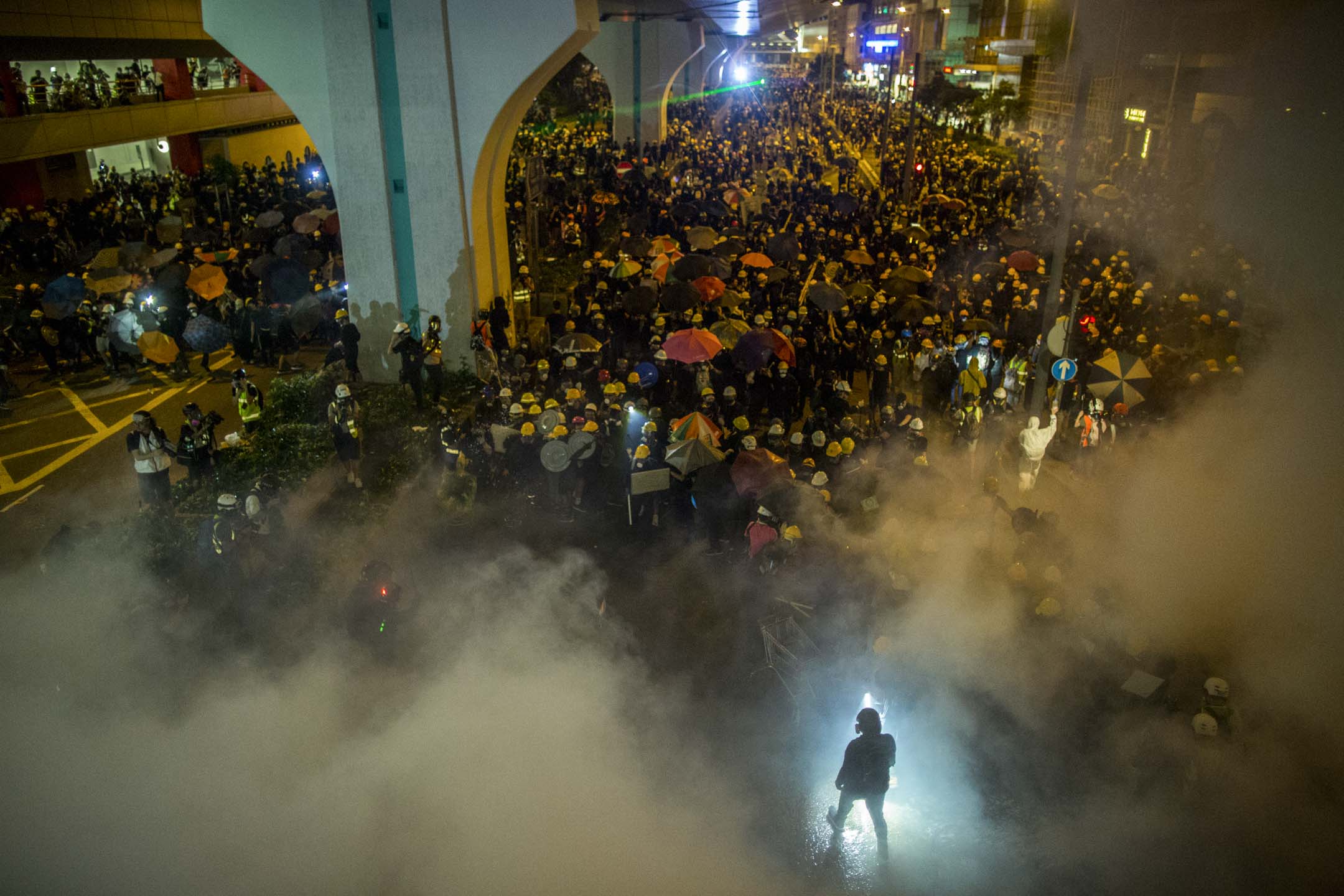 2019年7月21日，警方施放催泪弹驱散上环的示威者。