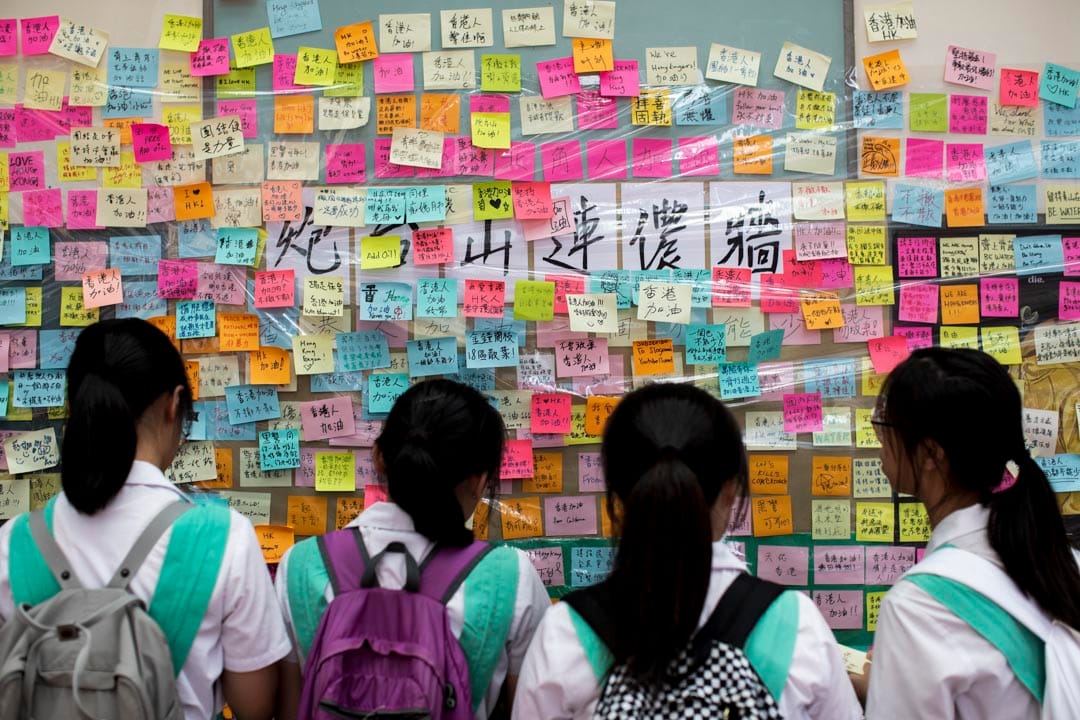 炮台山港铁站外。