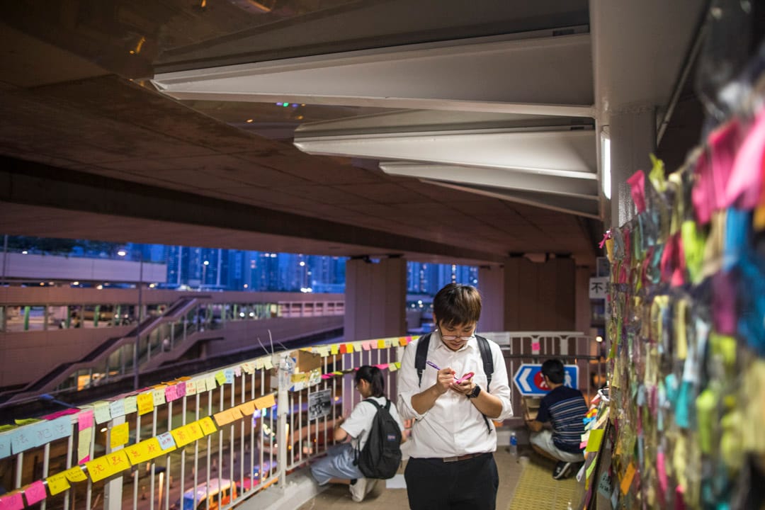 青衣港铁站旁行人天桥。