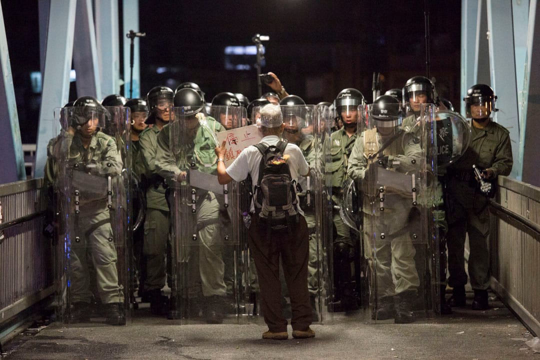 马屎埔陈伯。图为2019年7月27日,陈伯到元朗站,只身走向警方防线调解。摄:林振东/端传媒