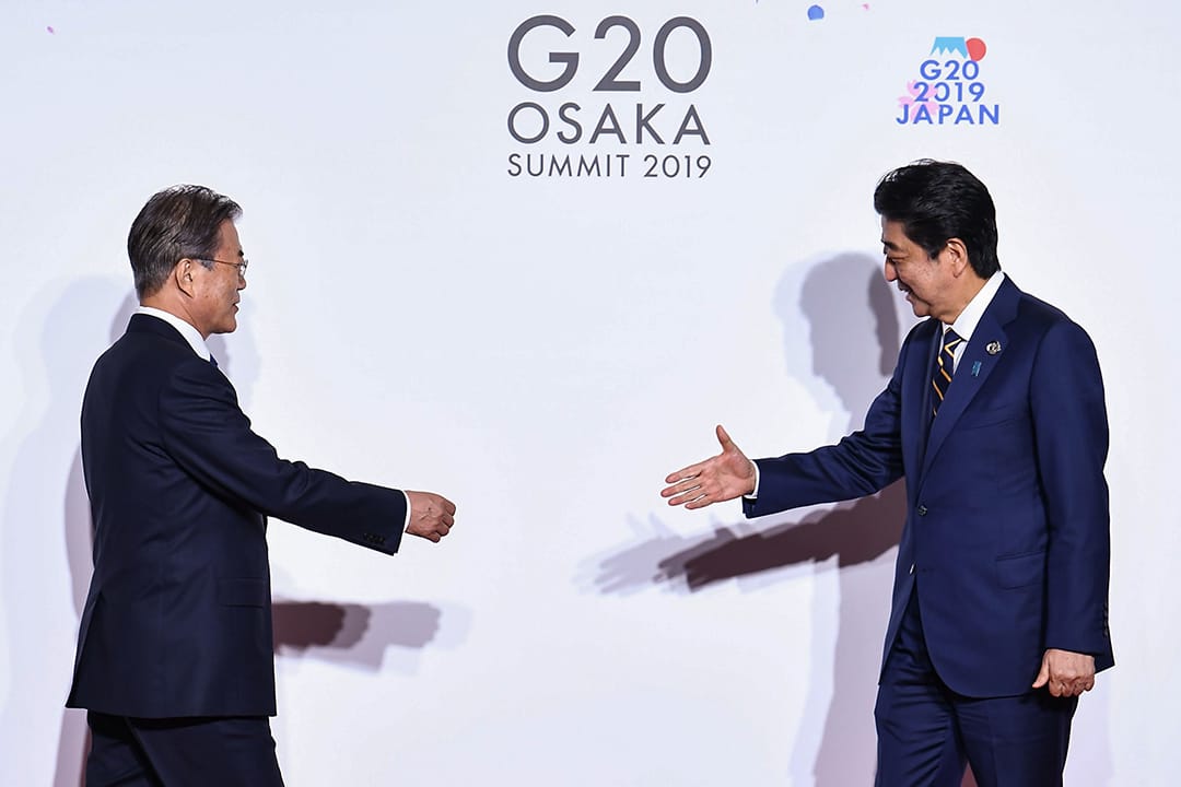 2019年6月28日在大阪举行的G20峰会上,韩国总统文在寅与日本首相安倍晋三合照。