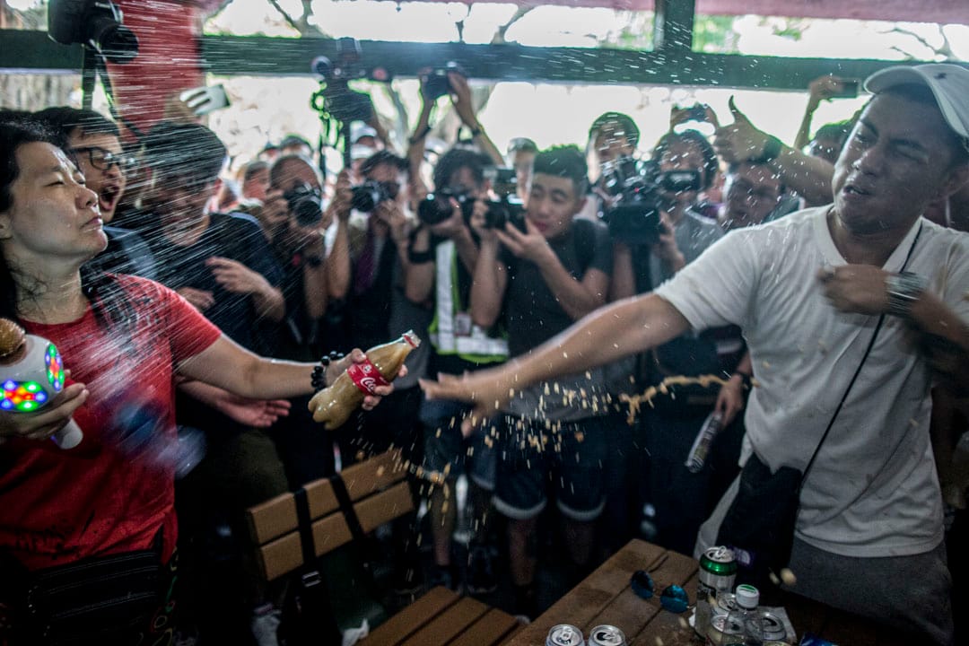 2019年7月6日，“光复屯门公园”行动，一名疑似歌舞团的表演者遭示威者围骂，期间双方互相向对方泼液体。