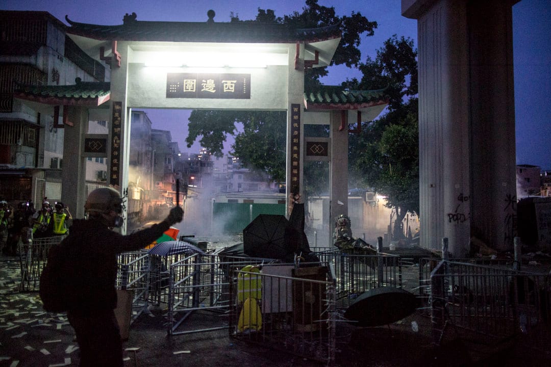 2019年7月27日，元朗西邊圍村外，示威者與警方發生激烈衝突。