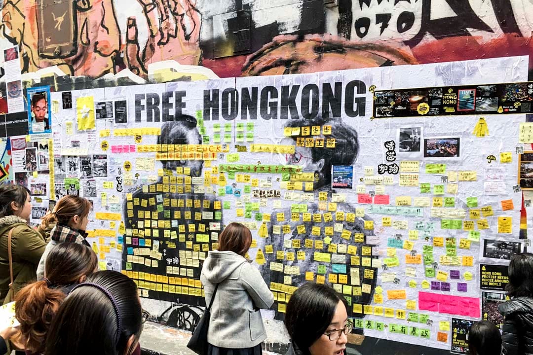 7月20日，巴丟草在墨爾本的霍西爾巷發起了「連儂牆情書」活動。